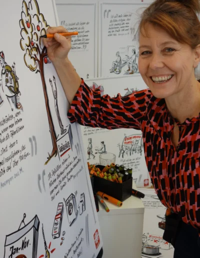 Britta Krondorf beim Zeichnen für die Caritas zum Thema Armut